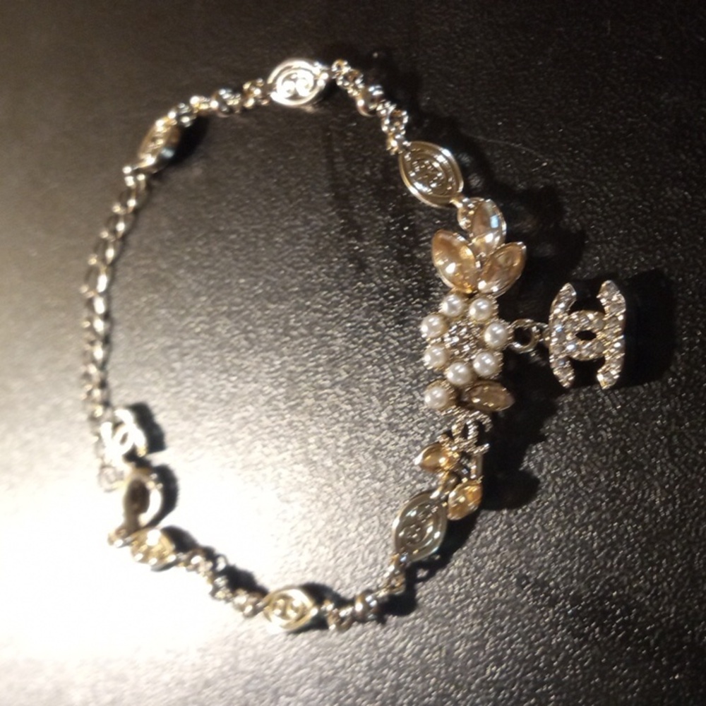 WOMEN'S CHANEL GOLD TONE CRYSTAL FLORAL CC BRACELET